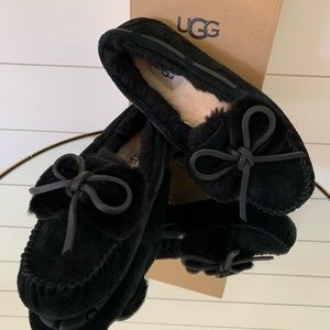 UGG Dakota Double Bow in Black